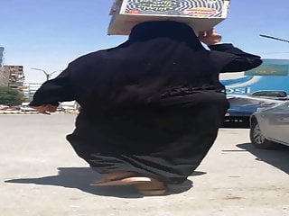 Stellar hijab mommy jiggling thick culo in the street - Falaha