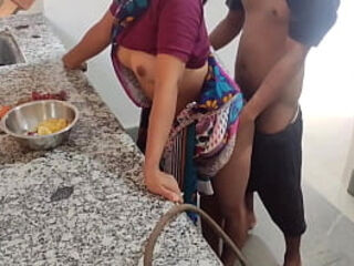 Indian aunty ko kitchen pe husband ne pelke chuda&comma; Indian Big boobs bhabhi sex affairs in kitchen