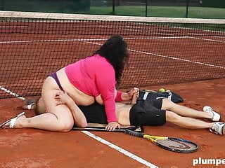 Lush dame facesits on her trainer at the tennis court
